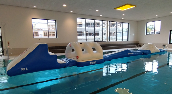 Wasserparcours im Hallenbad