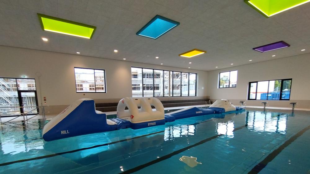 Blick auf den Wasserparcours im Becken