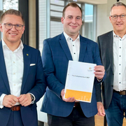Robin Rieksneuwöhner, Christian Pelkmann und Thorsen Herbst mit dem Etatentwurf im Ratssaal