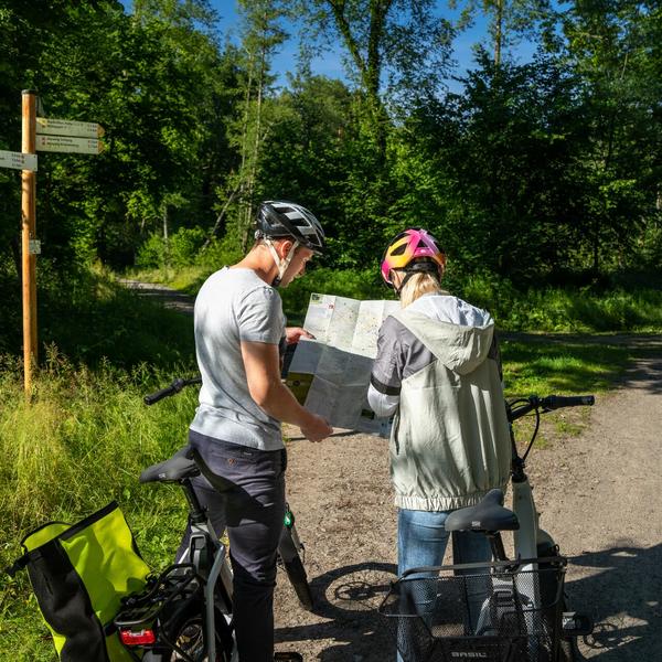 Radfahrer studieren eine Karte