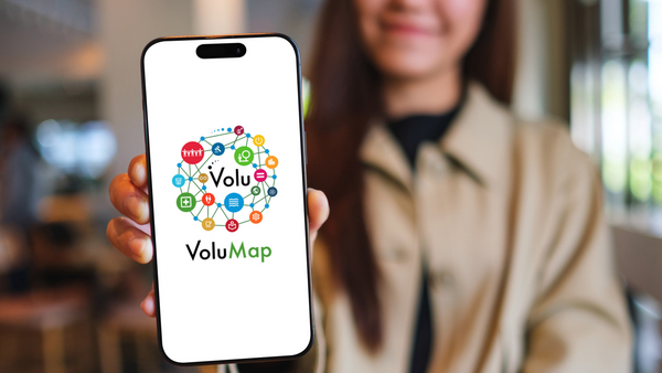 Frau hält Handy mit App VoluMap in die Kamera