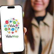Frau hält Handy mit App VoluMap in die Kamera