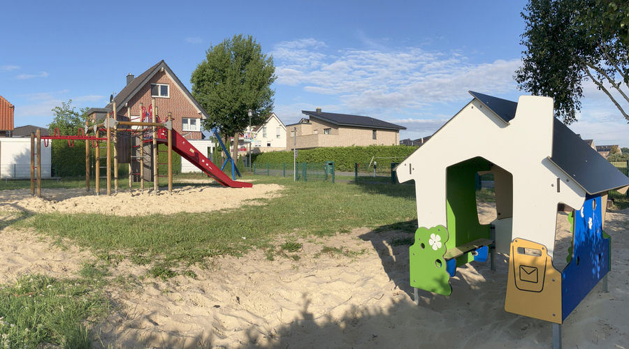 Blick auf Spielhaus und Kombi-Spielanlage