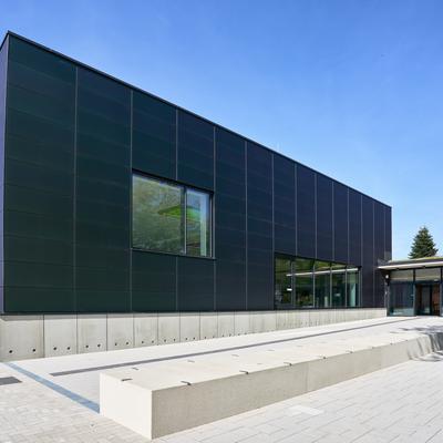 Außenansicht mit Photovoltaik-Fassade