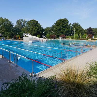 Schwimmerbecken mit Sprunganlage