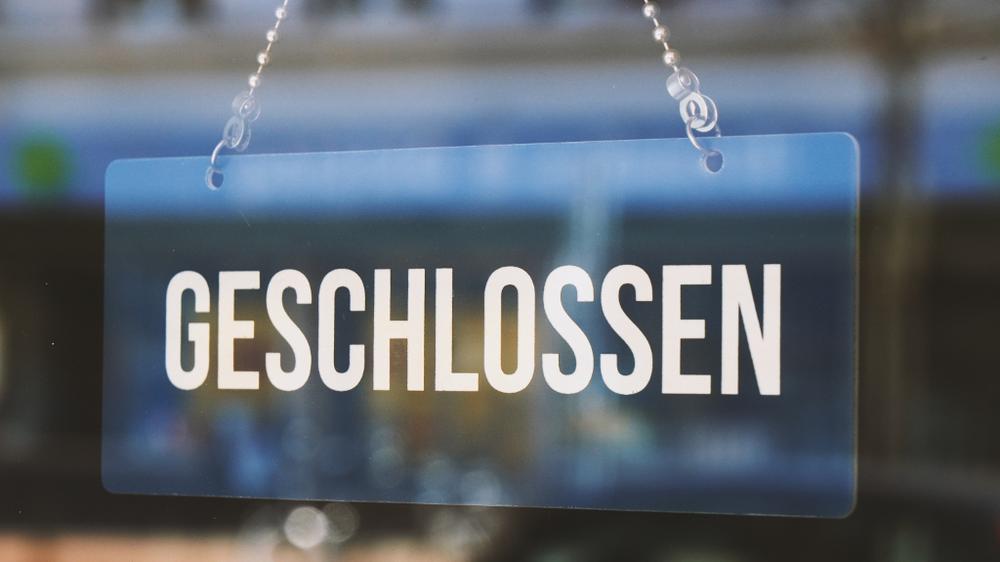 Schild mit der Aufschrift "Geschlossen" Schild mit der Aufschrift "Geschlossen"