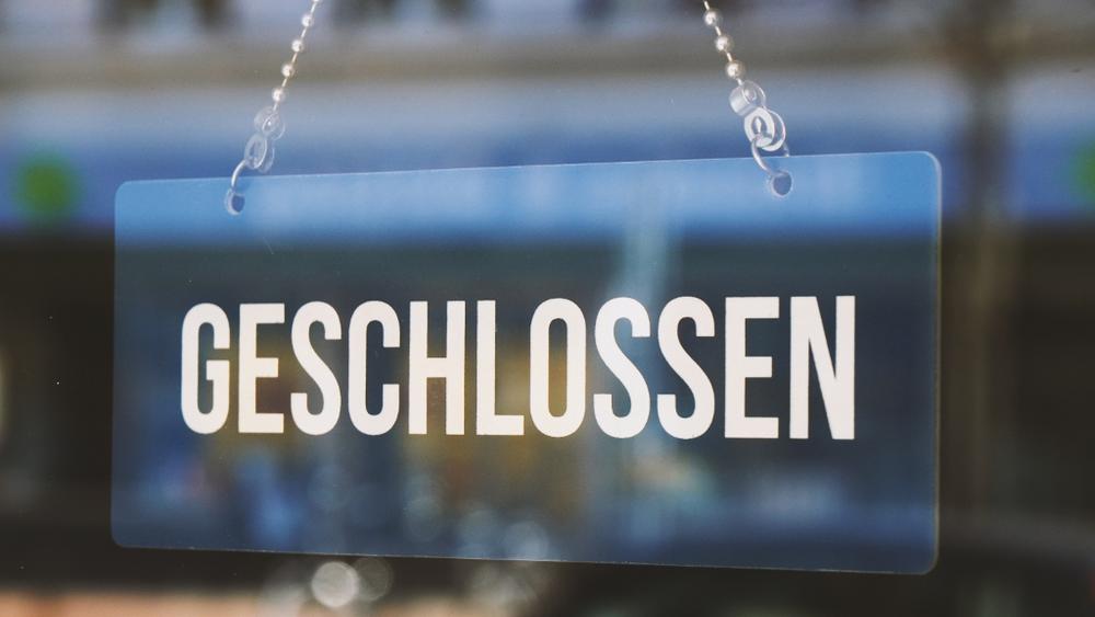 Schild mit der Aufschrift "Geschlossen" Schild mit der Aufschrift "Geschlossen"