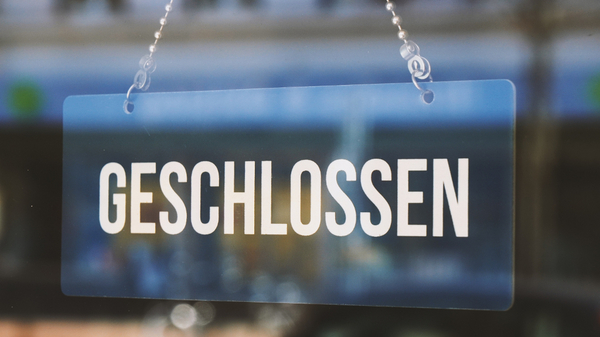 Schild mit der Aufschrift "Geschlossen"