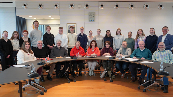 Gruppenbild im Ratssaal