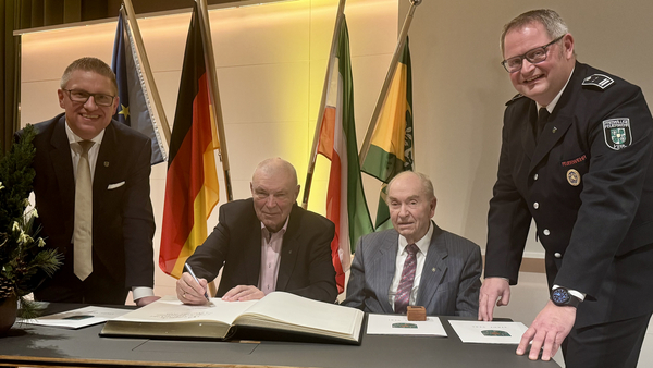 Verleihung der Ehrennadeln Verleihung der Ehrennadeln