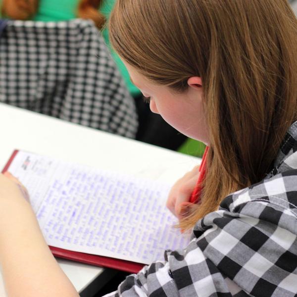 Schülerin am Schreibtisch