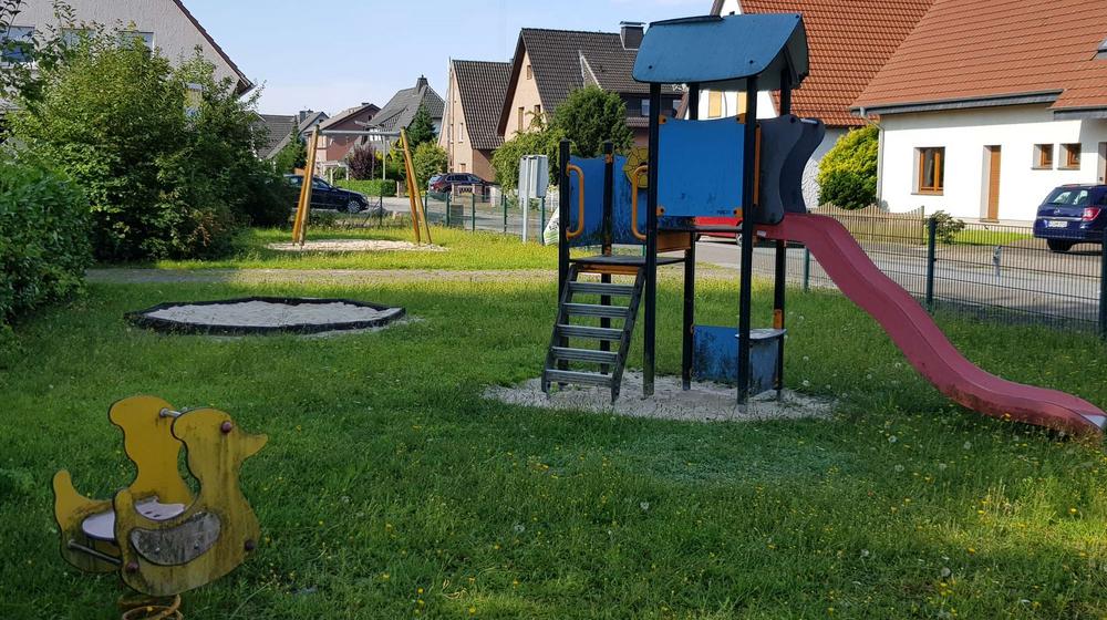 Blick auf den Spielplatz Weberstraße mit Federspiel und Rutsche