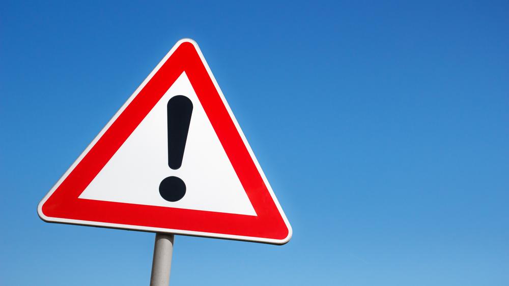 Warnschild vor blauem Himmel Warnschild vor blauem Himmel