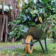 Schubkarre mit Gartenabfällen