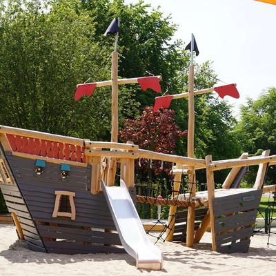 Piratenschiff auf dem Kinderspielplatz