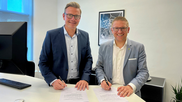 Andreas Sunder und Robin Rieksneuwöhner unterzeichnen die Vereinbarung