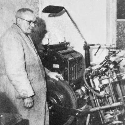 Otto Maasjost an der Druckmaschine