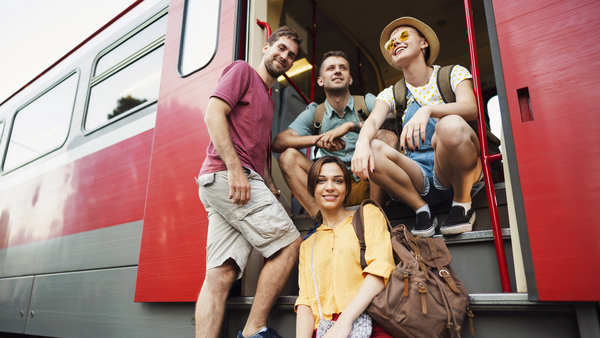 Jugendliche in einer Zugtür Jugendliche in einer Zugtür