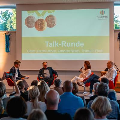 Talk-Runde mit (v. l.) Moderator Thorsten Nöthling, Ewald Lienen (ehemaliger deutscher Fußballspieler und -trainer), Gabriele Nitsch und Thorsten Flues