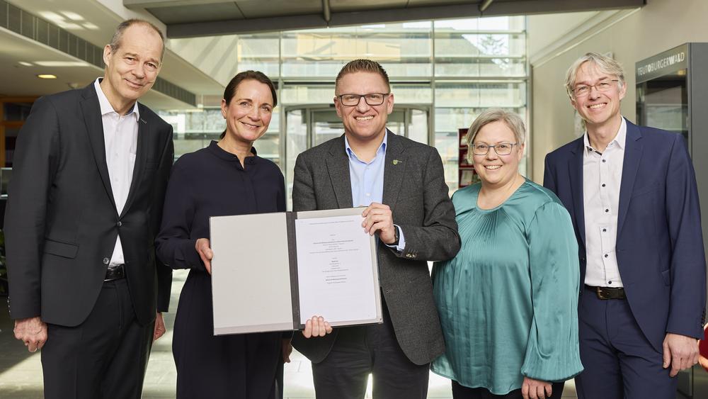 Gruppenbild mit dem Vertrag