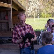 Schäfer mit einem schwarzen Lamm