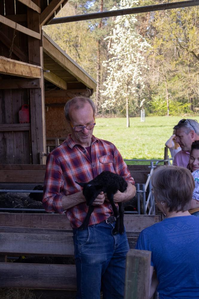 Schäfer mit einem schwarzen Lamm Schäfer mit einem schwarzen Lamm