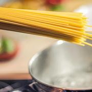 Spaghetti und Topf
