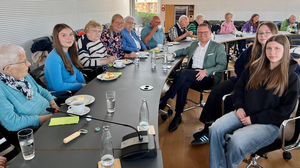 Kaffeetrinken und Gespräche im Ratssaal