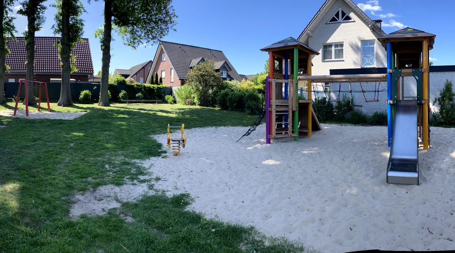 Blick auf Kombi-Spielanlage, Schaukel und Federspielgerät