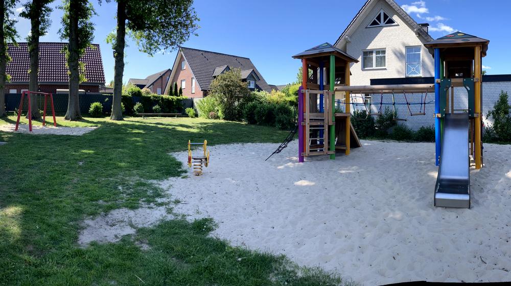 Blick auf Kombi-Spielanlage, Schaukel und Federspielgerät