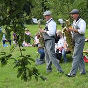 Saxofon-Duo auf der Wiese
