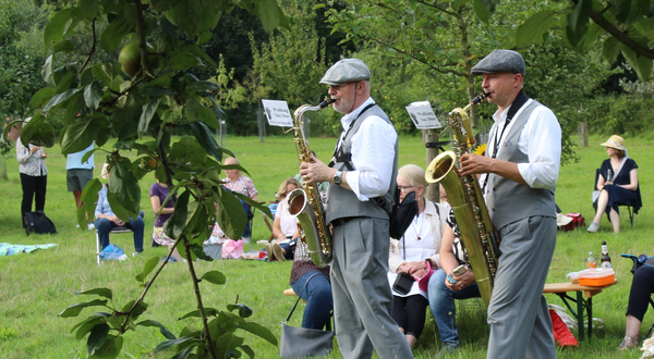 Saxofon-Duo auf der Wiese