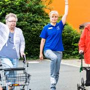 Seniorinnen machen Übungen am Rollator