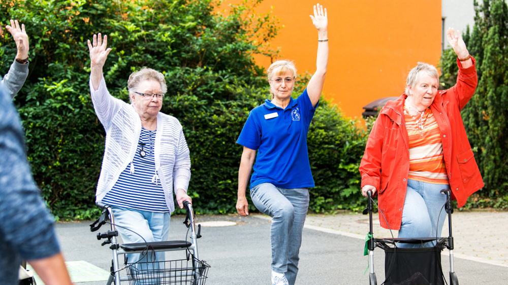Senioren machen Übungen am Rollator