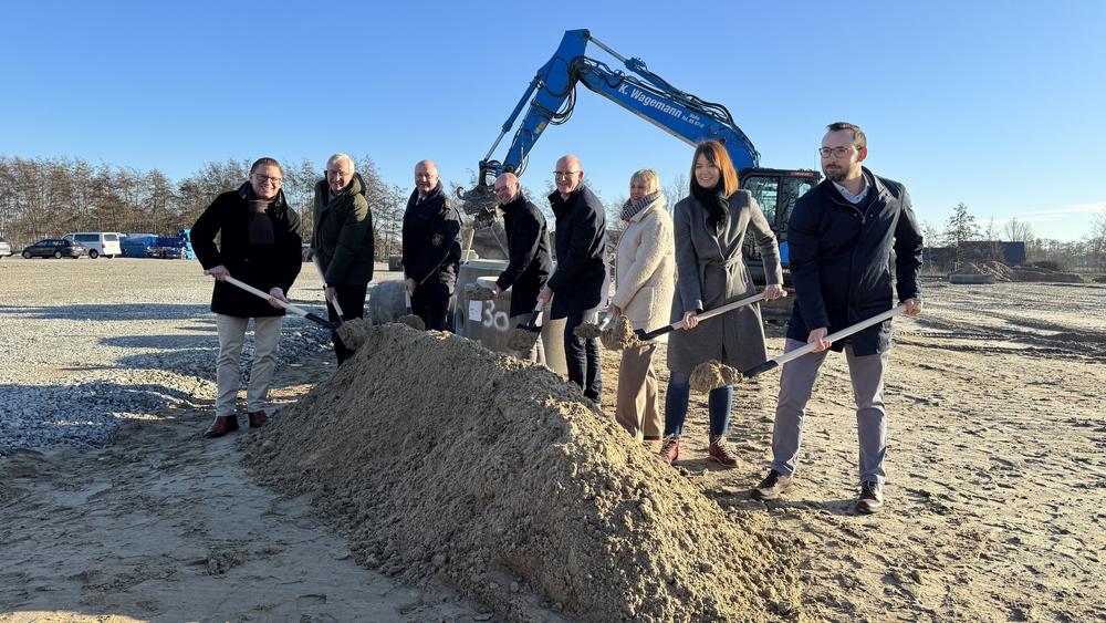 Gruppenbild beim Spatenstich auf der Baustelle Gruppenbild beim Spatenstich auf der Baustelle