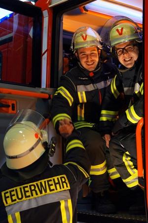 Feuerwehrmänner im Einsatzwagen Feuerwehrmänner im Einsatzwagen