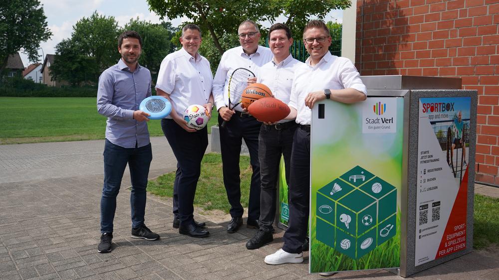 Vertreter der Stadt und der Sponsoren mit der SportBox
